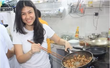 Chan dung nguoi phu nu ben canh Phuoc Sang khi vo no - Anh 7