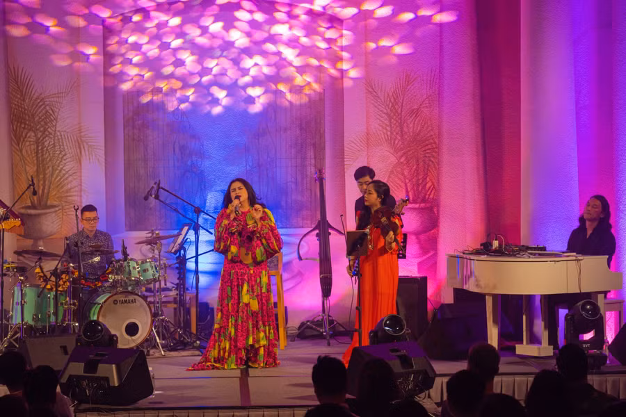 Diva Thanh Lam thăng hoa trong Liveshow "Woman in Love". Ảnh: Nam Sơn.