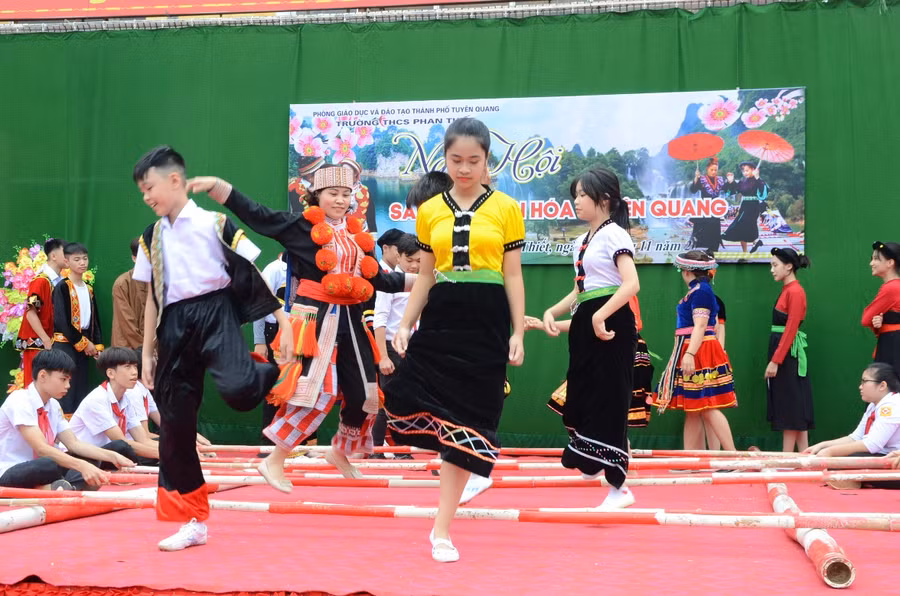 Các em học sinh hào hứng tham gia phần thi nhảy sạp