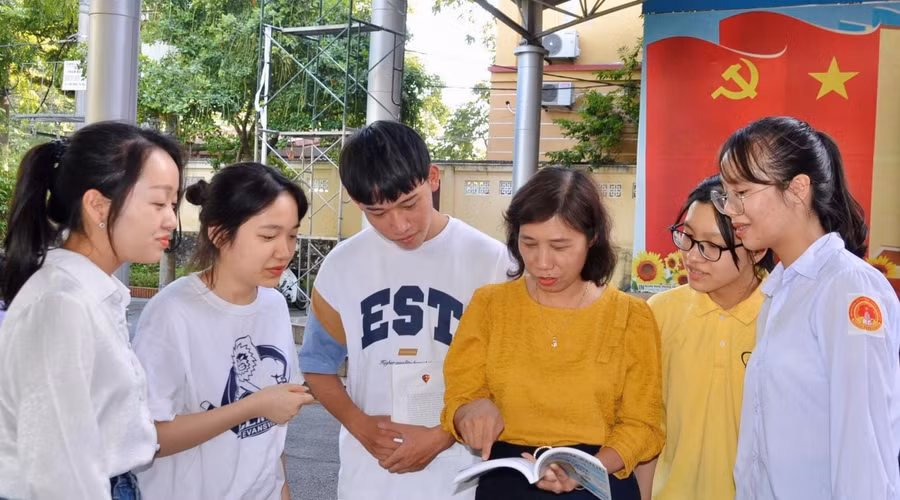 Cô, trò trường THPT Chuyên Tuyên Quang