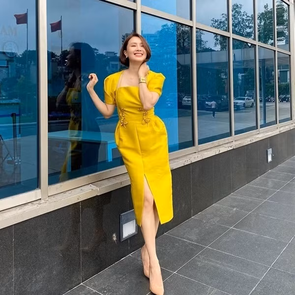 Hồng Diễm thả dáng kiêu kỳ trong chiếc đầm vàng rực rỡ. Thiết kế xẻ tà hông giúp nữ diễn viên thêm duyên dáng, làm bật sắc vóc chuẩn gợi cảm.