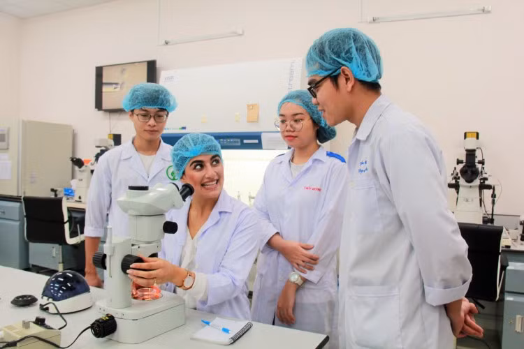Sinh viên ĐHQG TPHCM học trong phòng thí nghiệm. Ảnh minh họa