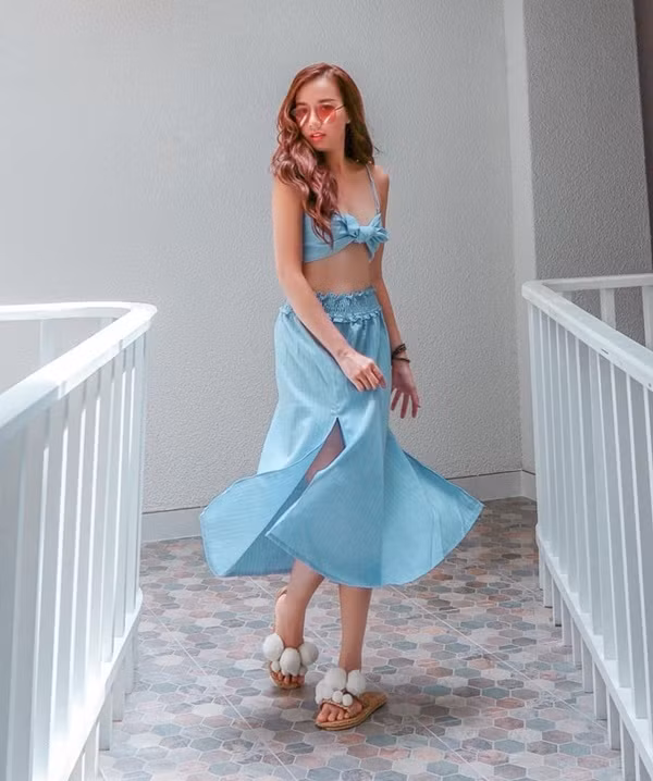 Băng Di diện đồ đầy gợi cảm và mát mắt cho chuyến đi nghỉ mát. Cô nàng diện chiếc váy xanh pastel kết hợp với dép đính bông dễ thương.