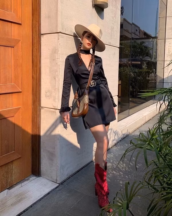 Chi Pu chiếm sóng với bộ cánh phá cách, thời thượng và vô cùng ấn tượng. Nữ ca sĩ 9X diện chiếc đầm đen xẻ ngực sexy, không quên tô điểm vẻ sang chảnh cho phong cách bằng loạt phụ kiện như thắt lưng, boots nhung đỏ, mũ vành và túi Gucci.