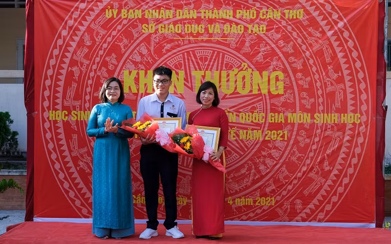 Sở GD&amp;ĐT TP Cần Thơ thưởng nóng cho Minh Khang khi em vào đội tuyển dự thi Olympic Sinh học quốc tế.