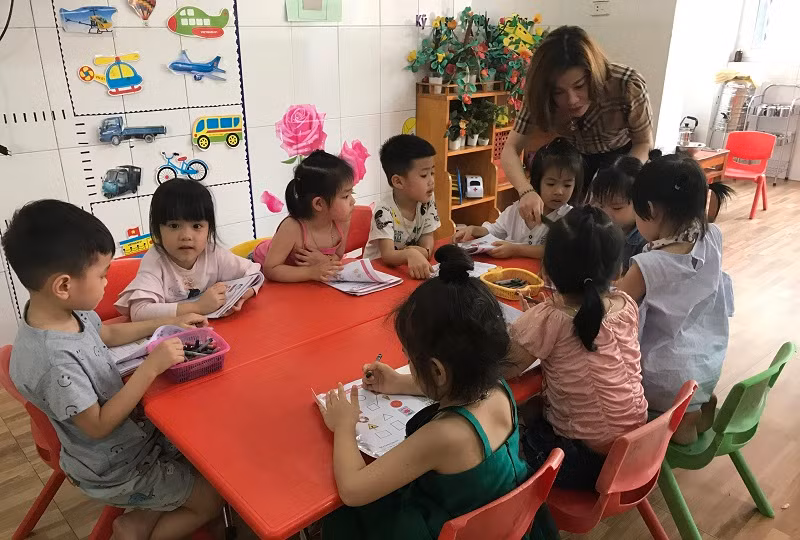 Giờ học nhóm của trẻ Trường Mầm non Họa My (TP Vinh, Nghệ An). Ảnh: TG