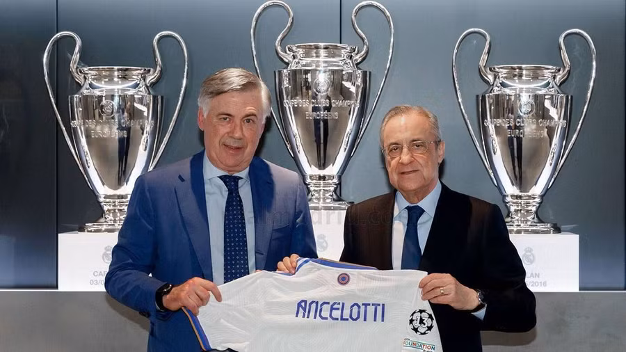 Chủ tịch Perez (phải) trong ngày Ancelotti trở lại dẫn dắt Real Madrid.