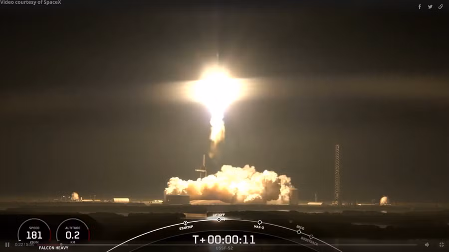 Tên lửa Falcon Heavy rời bệ phóng.