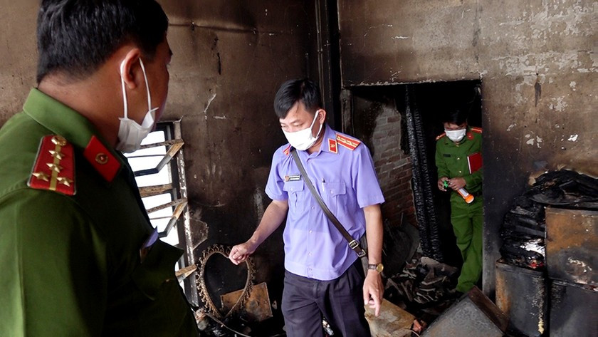 Lực lượng chức năng khám nghiệm hiện trường vụ việc. Lực lượng chức năng khám nghiệm hiện trường vụ việc.