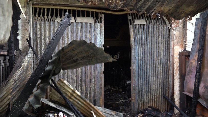 Căn nhà của ông Dân bị thiêu rụi hoàn toàn. Căn nhà của ông Dân bị thiêu rụi hoàn toàn.