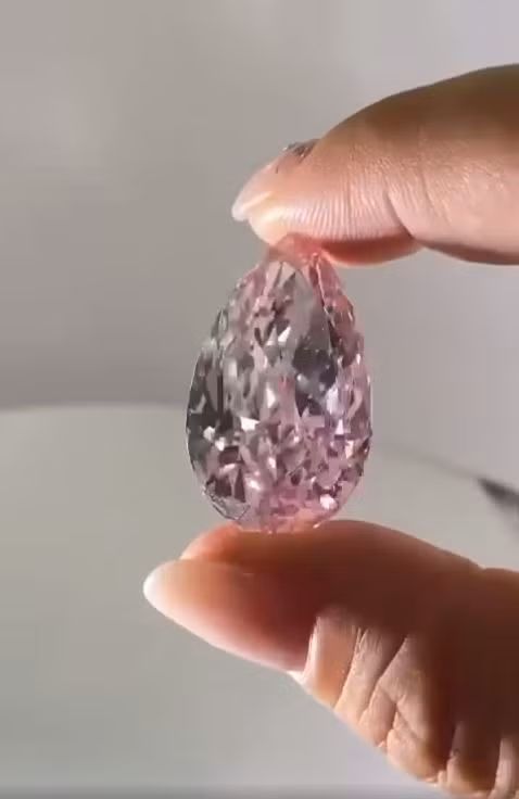 Lý Nhã Kỳ khoe khéo viên có giá trị lên đến hơn 500 tỷ đồng khiến nhiều người trầm trồ.