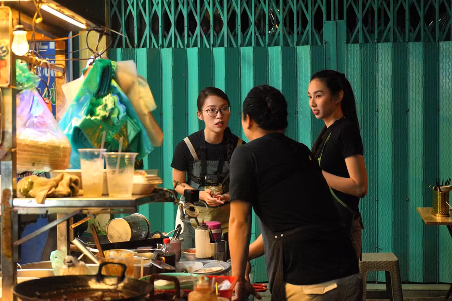 Thùy Tiên đưa Khánh Vy làm phục vụ quán ăn tại chợ.
