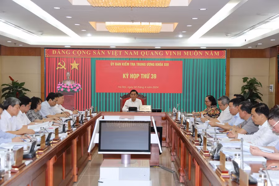 Đồng chí Trần Cẩm Tú, Ủy viên Bộ Chính trị, Bí thư Trung ương Đảng, Chủ nhiệm Ủy ban Kiểm tra Trung ương trì trì Kỳ họp. Ảnh: UBKTTW