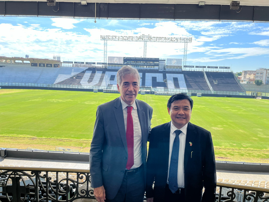 Ngài Luiz Fernandez, Chủ tịch danh dự CLB Vasco de Gama (Thứ trưởng thường trực Bộ Khoa học, Công nghệ và Đổi mới sáng tạo của Brazil) và Đại sứ Bùi Văn Nghị.
