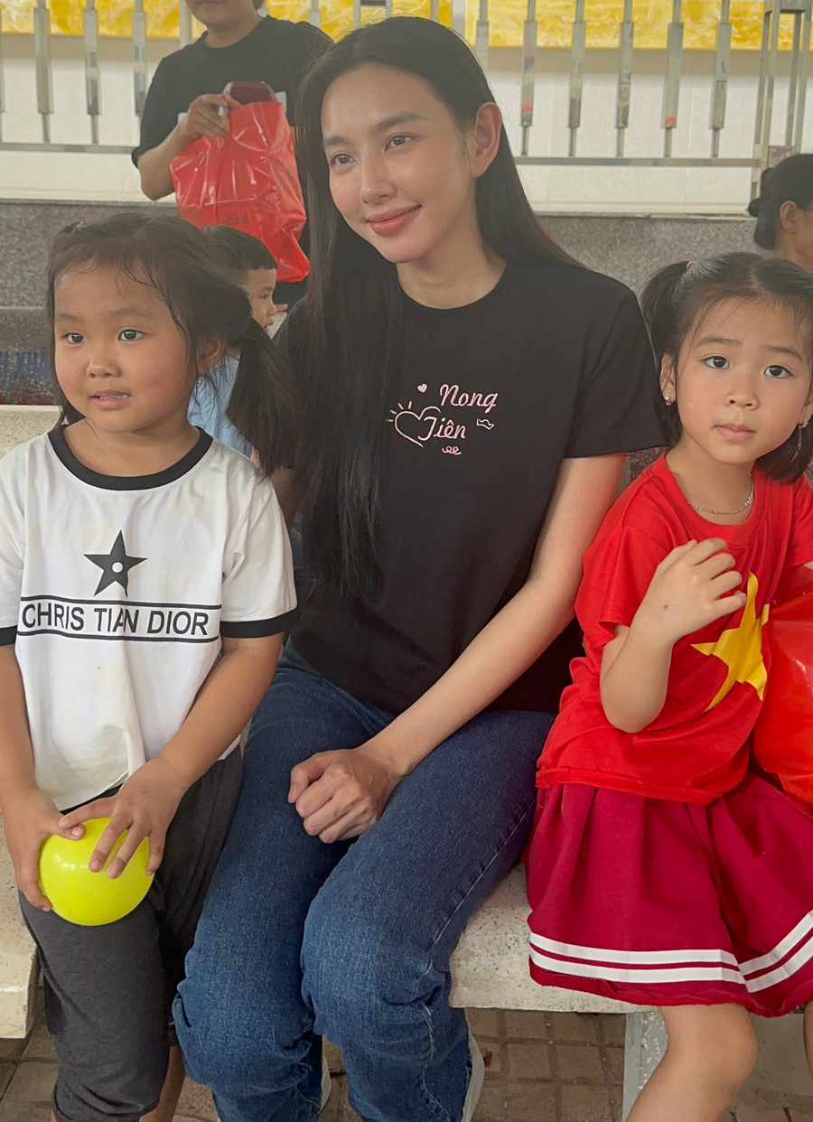 Hoa hậu Thuỳ Tiên tiếp tục trao 4 sân chơi tại Ninh Bình, Thái Bình, Vĩnh Phúc và Phú Thọ. Hoa hậu Thuỳ Tiên tiếp tục trao 4 sân chơi tại Ninh Bình, Thái Bình, Vĩnh Phúc và Phú Thọ.