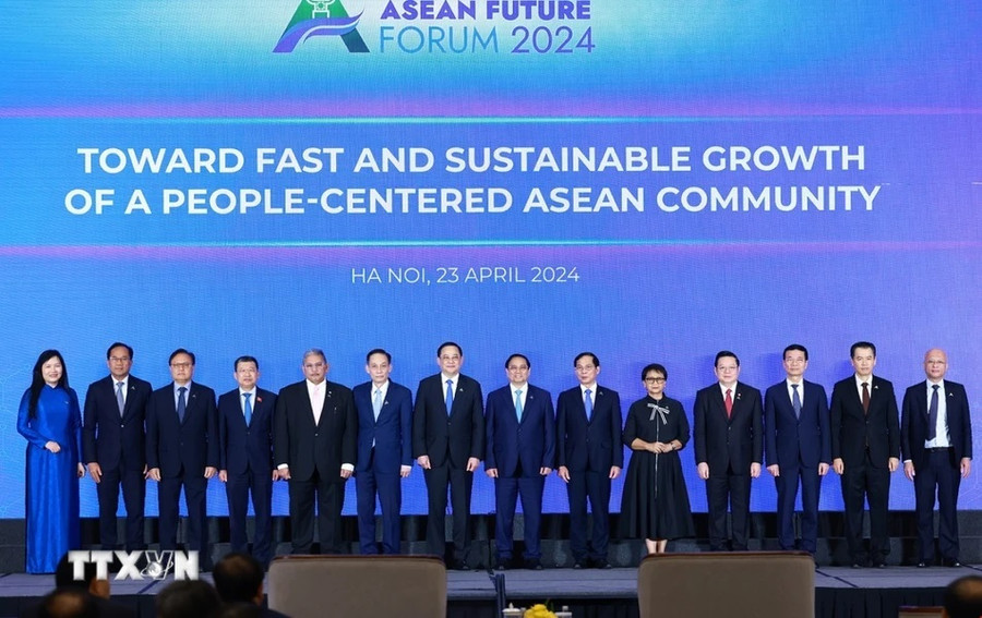 Thủ tướng Phạm Minh Chính và Thủ tướng Lào Sonexay Siphandone cùng trưởng đoàn các nước ASEAN tham dự Diễn đàn Tương lai ASEAN 2024. (Ảnh: Dương Giang/TTXVN) Thủ tướng Phạm Minh Chính và Thủ tướng Lào Sonexay Siphandone cùng trưởng đoàn các nước ASEAN tham dự Diễn đàn Tương lai ASEAN 2024. (Ảnh: Dương Giang/TTXVN)