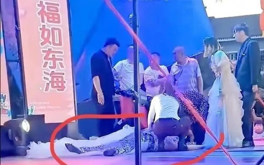 Dù được sơ cứu và đưa tới bệnh viện nhưng nữ ca sĩ không qua khỏi. Dù được sơ cứu và đưa tới bệnh viện nhưng nữ ca sĩ không qua khỏi.