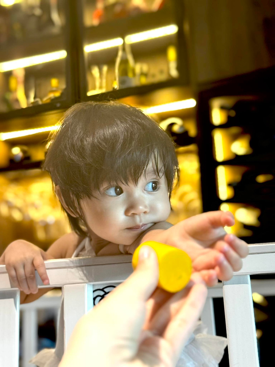 Con gái đầu lòng của nữ ca sĩ Bảo Anh sở hữu khuôn mặt bầu bĩnh, đôi mắt to tròn, vô cùng đáng yêu. Con gái đầu lòng của nữ ca sĩ Bảo Anh sở hữu khuôn mặt bầu bĩnh, đôi mắt to tròn, vô cùng đáng yêu.