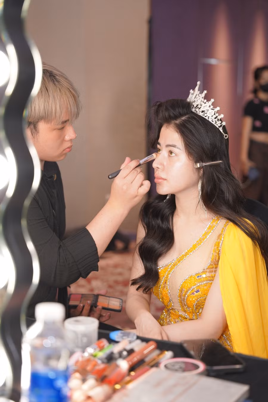 Thí sinh đang thực hiện bài thi của hạng mục Trang điểm nghệ thuật (Ảnh: BTC).