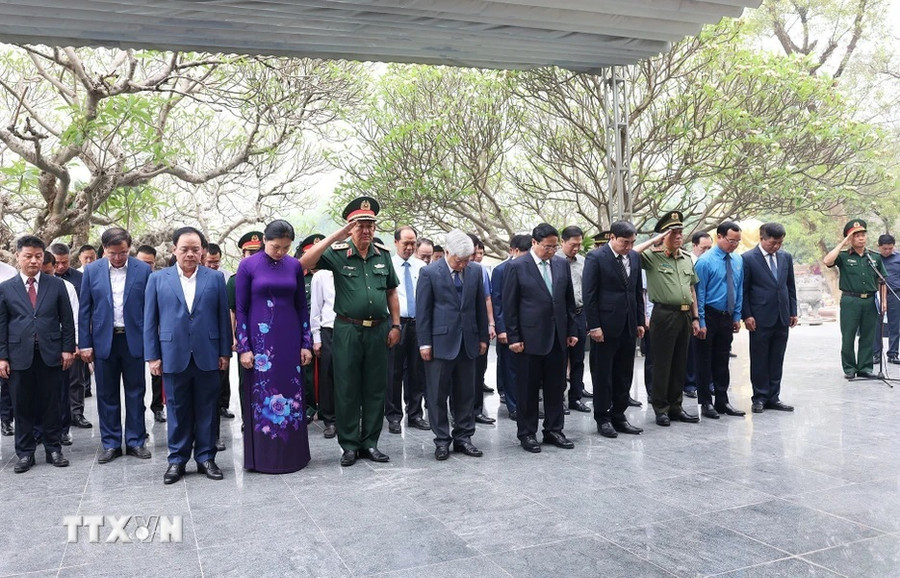 Thủ tướng Phạm Minh Chính và đoàn công tác đến dâng hương, hoa tưởng niệm các Anh hùng liệt sỹ tại Nghĩa trang Liệt sỹ A1. (Ảnh: Dương Giang/TTXVN)