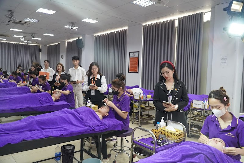 Hình ảnh các thí sinh tham gia dự thi vòng chung kết hạng mục Chăm sóc da mặt vào chiều 12/4 (Ảnh: CLB Media Trường Cao đẳng FPT Polytechnic). Hình ảnh các thí sinh tham gia dự thi vòng chung kết hạng mục Chăm sóc da mặt vào chiều 12/4 (Ảnh: CLB Media Trường Cao đẳng FPT Polytechnic).