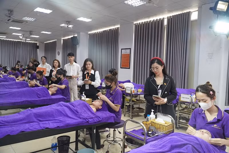 Hình ảnh các thí sinh tham gia dự thi vòng chung kết hạng mục Chăm sóc da mặt vào chiều 12/4 (Ảnh: CLB Media Trường Cao đẳng FPT Polytechnic).