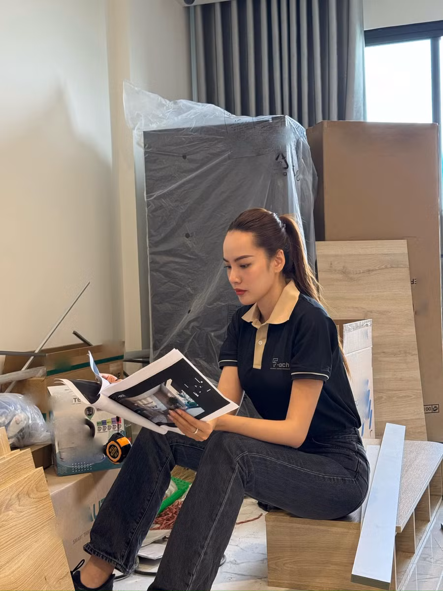 Hình ảnh đi làm kiến trúc sư giản dị bất ngờ của Hoa hậu Lê Hoàng Phương.