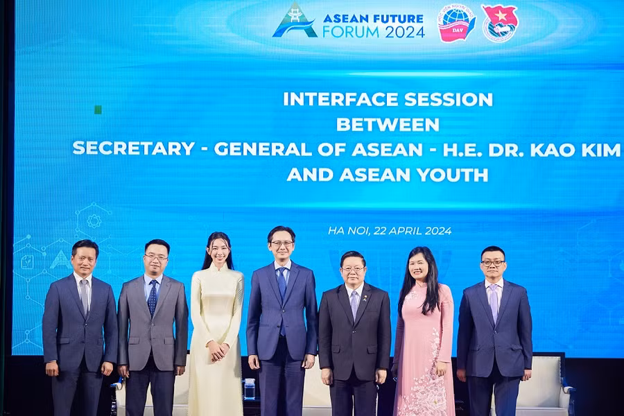 Hoa hậu Thùy Tiên tham gia buổi Đối thoại giữa Tổng Thư ký ASEAN với thanh niên ASEAN.