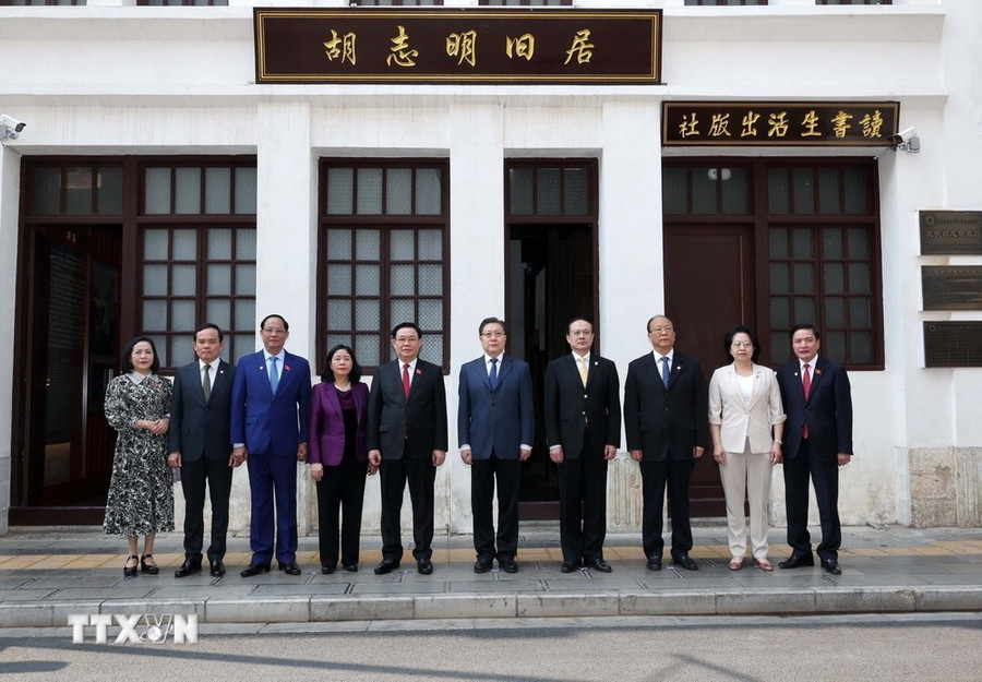 Chủ tịch Quốc hội Vương Đình Huệ cùng Phó Chủ tịch Nhân đại toàn quốc Trung Quốc Vương Đông Minh và các lãnh đạo chụp ảnh lưu niệm tại khu di tích lịch sử Chủ tịch Hồ Chí Minh. (Ảnh: Nhan Sáng/TTXVN) Chủ tịch Quốc hội Vương Đình Huệ cùng Phó Chủ tịch Nhân đại toàn quốc Trung Quốc Vương Đông Minh và các lãnh đạo chụp ảnh lưu niệm tại khu di tích lịch sử Chủ tịch Hồ Chí Minh. (Ảnh: Nhan Sáng/TTXVN)