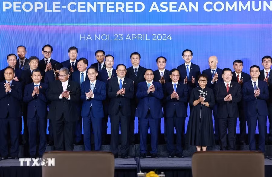 Thủ tướng Phạm Minh Chính và Thủ tướng Lào Sonexay Siphandone cùng đại diện các Bộ, ngành, tổ chức quốc tế tham dự Diễn đàn Tương lai ASEAN 2024. (Ảnh: Dương Giang/TTXVN)