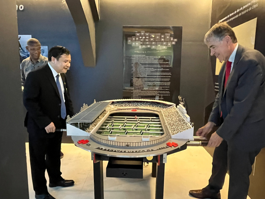 Đại sứ Bùi Văn Nghị chơi bóng cùng Thứ trưởng Luiz Fernandez tại CLB.