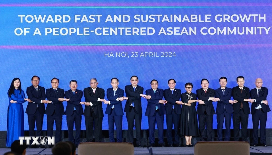 Thủ tướng Phạm Minh Chính và Thủ tướng Lào Sonexay Siphandone cùng trưởng đoàn các nước ASEAN tham dự Diễn đàn Tương lai ASEAN 2024. (Ảnh: Dương Giang/TTXVN) Thủ tướng Phạm Minh Chính và Thủ tướng Lào Sonexay Siphandone cùng trưởng đoàn các nước ASEAN tham dự Diễn đàn Tương lai ASEAN 2024. (Ảnh: Dương Giang/TTXVN)