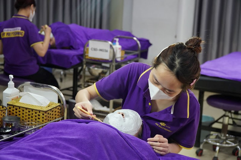 Hình ảnh thí sinh tập trung hoàn thiện phần thi tại hạng mục Chăm sóc da mặt (Ảnh: CLB Media Trường Cao đẳng FPT Polytechnic). Hình ảnh thí sinh tập trung hoàn thiện phần thi tại hạng mục Chăm sóc da mặt (Ảnh: CLB Media Trường Cao đẳng FPT Polytechnic).
