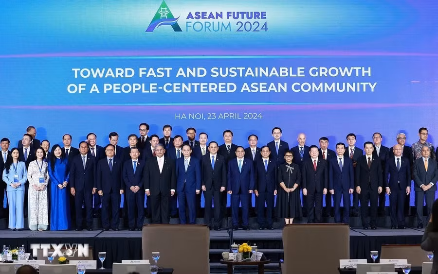 Thủ tướng Phạm Minh Chính và Thủ tướng Lào Sonexay Siphandone cùng đại diện các Bộ, ngành, tổ chức quốc tế tham dự Diễn đàn Tương lai ASEAN 2024. (Ảnh: Dương Giang/TTXVN)