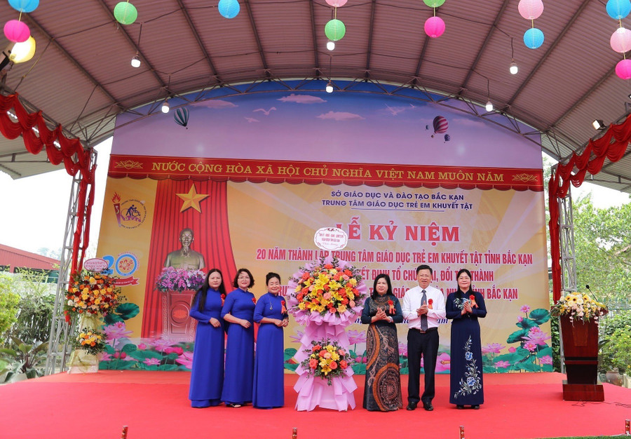 Lãnh đạo Tỉnh ủy, HĐND, UBND tỉnh Bắc Kạn tặng hoa chúc mừng Trung tâm. Lãnh đạo Tỉnh ủy, HĐND, UBND tỉnh Bắc Kạn tặng hoa chúc mừng Trung tâm.