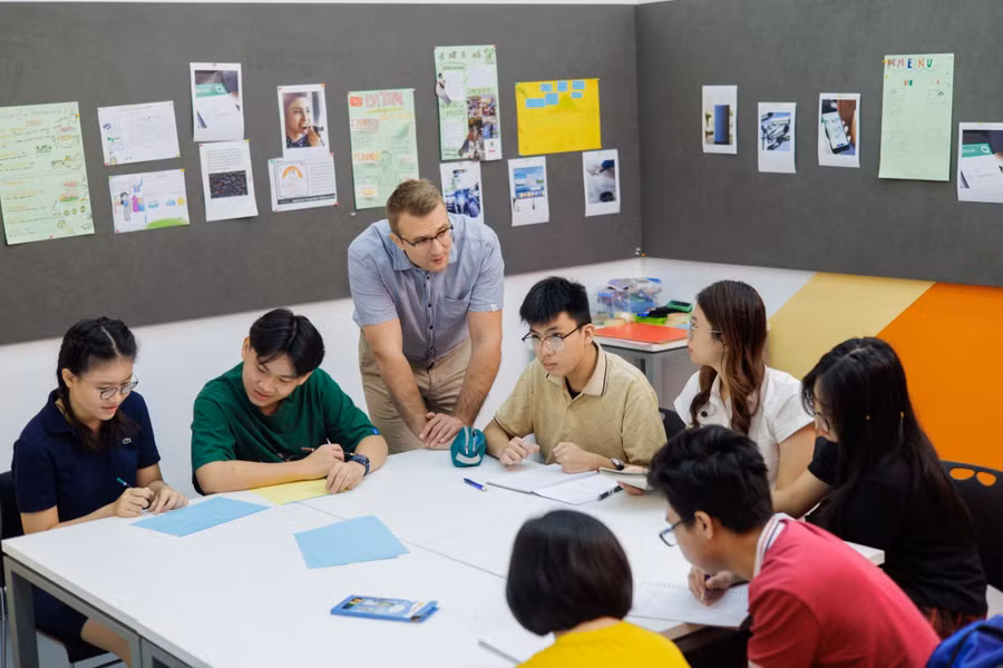 Khóa học hè tại Hội đồng Anh cho phép trẻ học tập và rèn luyện cùng chuyên gia ngôn ngữ hàng đầu trong một môi trường an toàn, khơi dậy đam mê học tập.