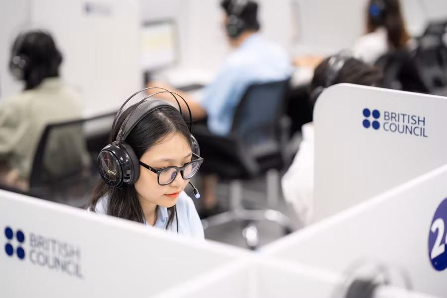 IELTS One Skill Retake là tính năng mới được thiết kế để hỗ trợ các thí sinh cải thiện điểm số của một kỹ năng cụ thể mà không cần thi lại toàn bộ bài thi. Tính năng này hiện đang được triển khai tại nhiều địa điểm thi của Hội đồng Anh trên toàn thế giới bao gồm cả Việt Nam. IELTS One Skill Retake là tính năng mới được thiết kế để hỗ trợ các thí sinh cải thiện điểm số của một kỹ năng cụ thể mà không cần thi lại toàn bộ bài thi. Tính năng này hiện đang được triển khai tại nhiều địa điểm thi của Hội đồng Anh trên toàn thế giới bao gồm cả Việt Nam.