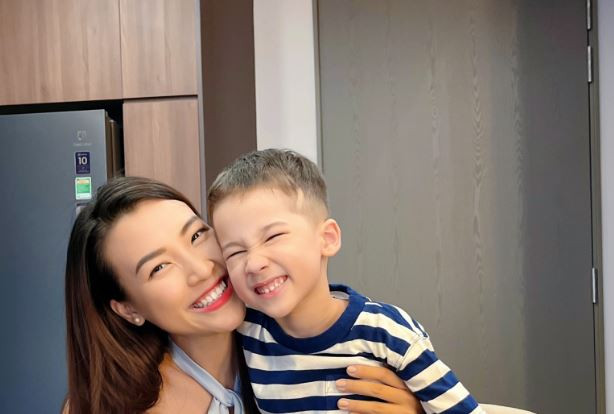 Hoàng Oanh và cậu con trai cưng. Hoàng Oanh và cậu con trai cưng.