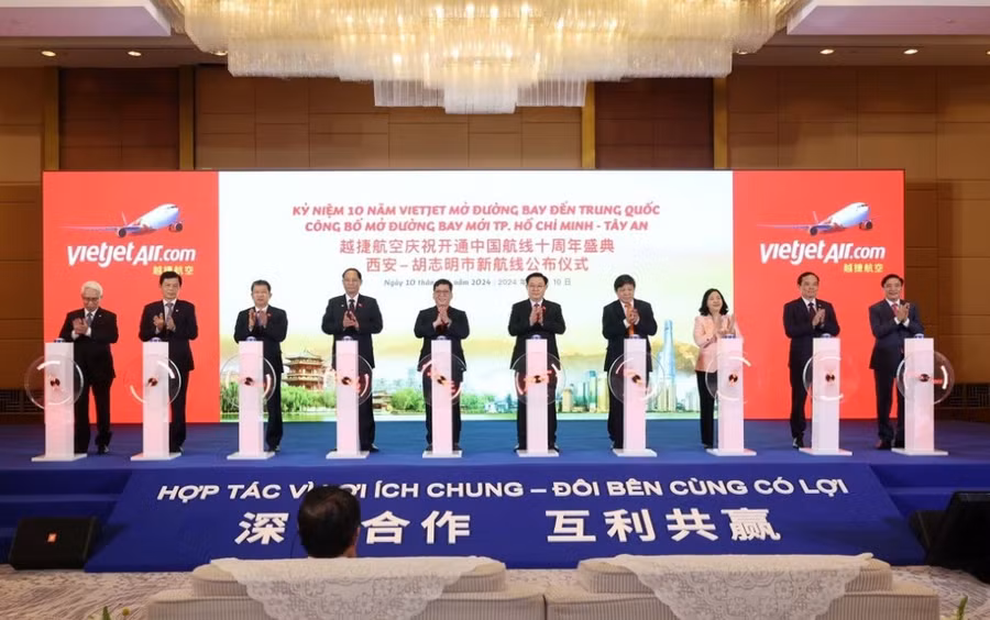 Chủ tịch Quốc hội Vương Đình Huệ và các đại biểu chúc mừng Hãng Hàng không Vietjet nhân dịp 10 năm mở đường bay tới Trung Quốc và thực hiện nghi thức công bố mở đường bay mới tới Thiểm Tây. (Ảnh: Nhan Sáng/TTXVN).