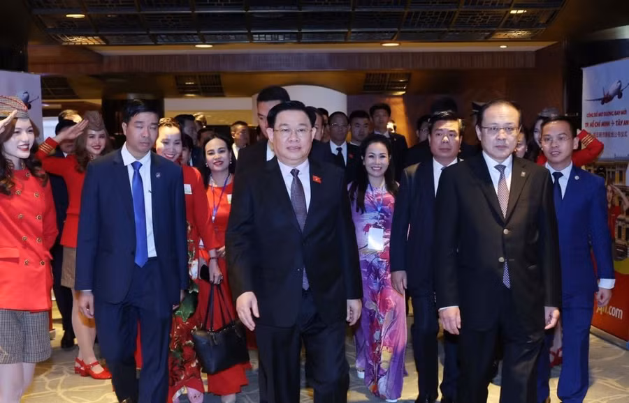 Chủ tịch Quốc hội Vương Đình Huệ tới dự Diễn đàn. (Ảnh: Nhan Sáng/TTXVN).