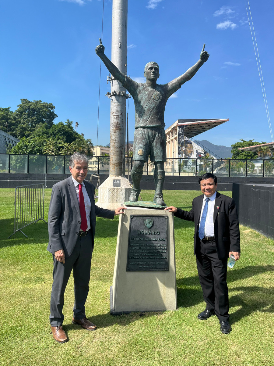 Đại sứ Bùi Văn Nghị và Thứ trưởng Luiz Fernandez chụp ảnh bên tượng danh thủ Romario, xuất thân từ CLB Vasco de Gama.