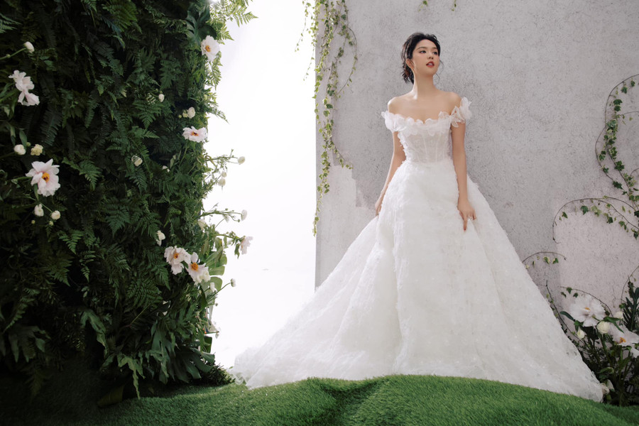 Ngọc Trinh diện váy cưới, phải chăng chuẩn bị lên xe hoa. Ngọc Trinh diện váy cưới, phải chăng chuẩn bị lên xe hoa.