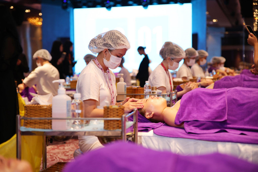 Các thí sinh thực hiện bài thi của hạng mục Kỹ thuật viên chăm sóc da ngay tại hội trường (Ảnh: BTC).