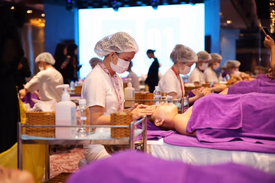 Các thí sinh thực hiện bài thi của hạng mục Kỹ thuật viên chăm sóc da ngay tại hội trường (Ảnh: BTC).