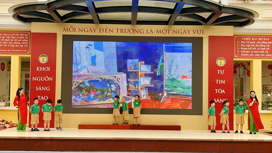 Cô giáo Nguyễn Thị Mỹ Ngọc cùng các cô giáo và các con học sinh trong đội nghệ thuật của nhà trường biểu diễn hát múa.