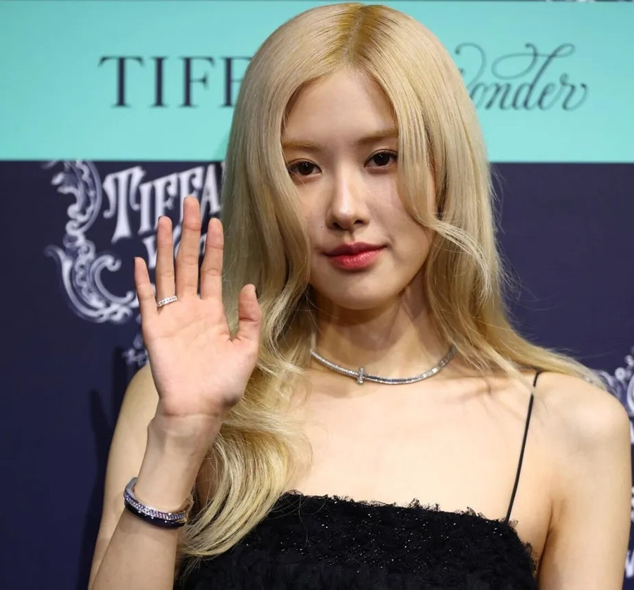 Rosé (BLACKPINK) dính nghi vấn phẫu thuật thẩm mỹ khi xuất hiện với ngoại hình khác lạ.