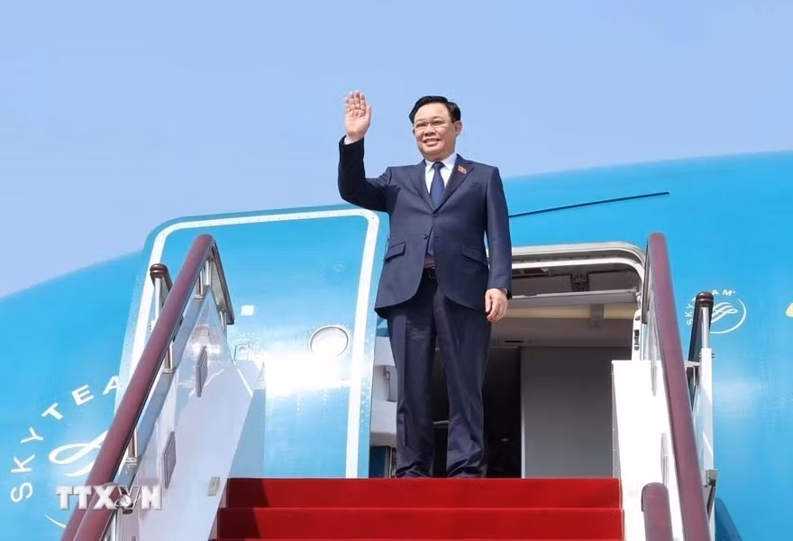 Chủ tịch Quốc hội Vương Đình Huệ đến sân bay Hồng Kiều Thượng Hải (Ảnh: Nhan Sáng/TTXVN)