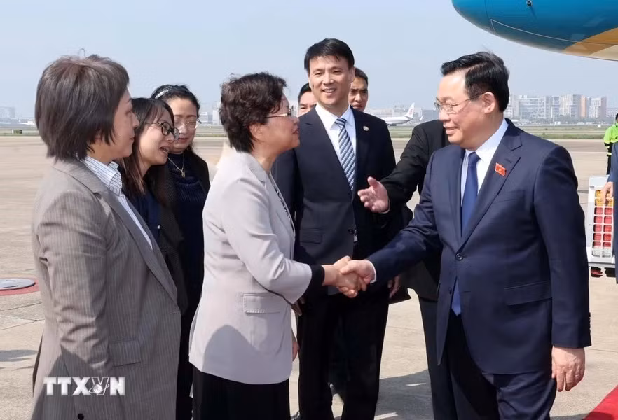 Lãnh đạo thành phố Thượng Hải đón Chủ tịch Quốc hội Vương Đình Huệ tại sân bay Hồng Kiều Thượng Hải (Ảnh: Nhan Sáng/TTXVN)