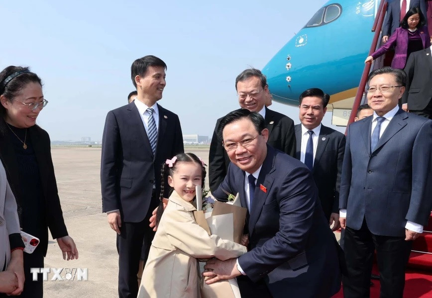 Lễ đón Chủ tịch Quốc hội Vương Đình Huệ tại sân bay Hồng Kiều Thượng Hải (Ảnh: Nhan Sáng/TTXVN)