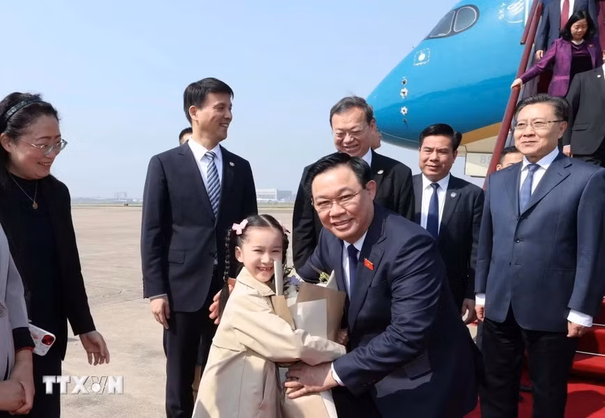 Lễ đón Chủ tịch Quốc hội Vương Đình Huệ tại sân bay Hồng Kiều Thượng Hải (Ảnh: Nhan Sáng/TTXVN)